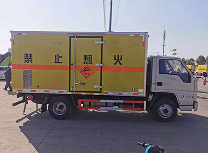 乌兰浩特爆破器材运输车技术升级与安全合规新趋势